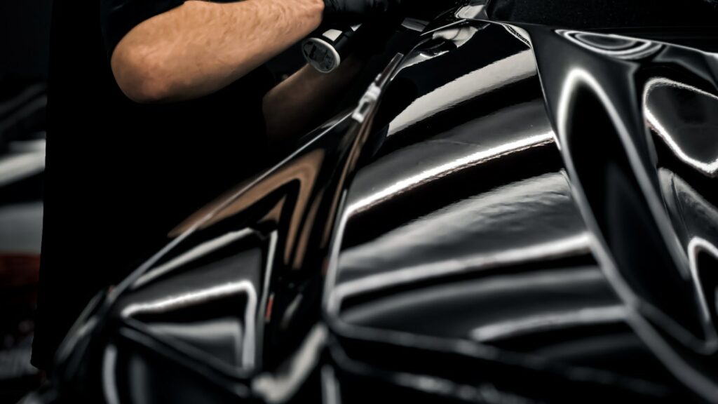 Application de cire lors d'un detailing automobile