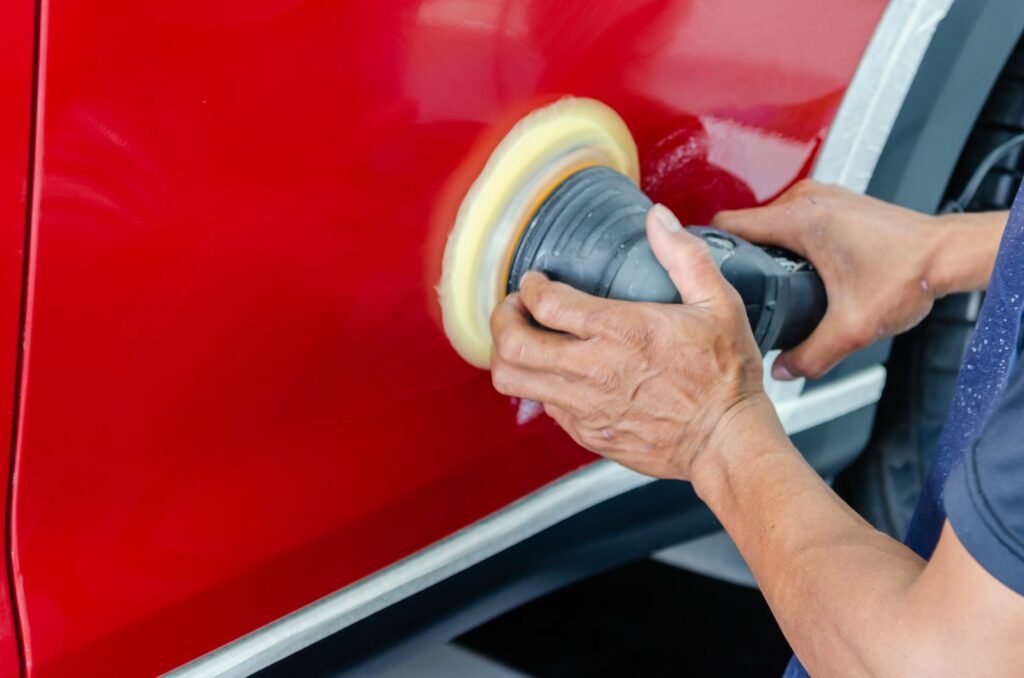 Décontamination carrosserie réalisée par un professionnel du detailing sur la peinture d’une voiture