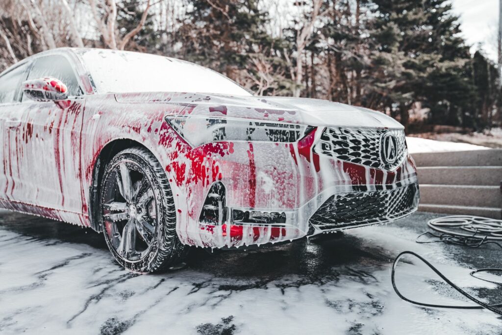 Entretien traitement céramique voiture : lavage à la mousse d’une carrosserie protégée