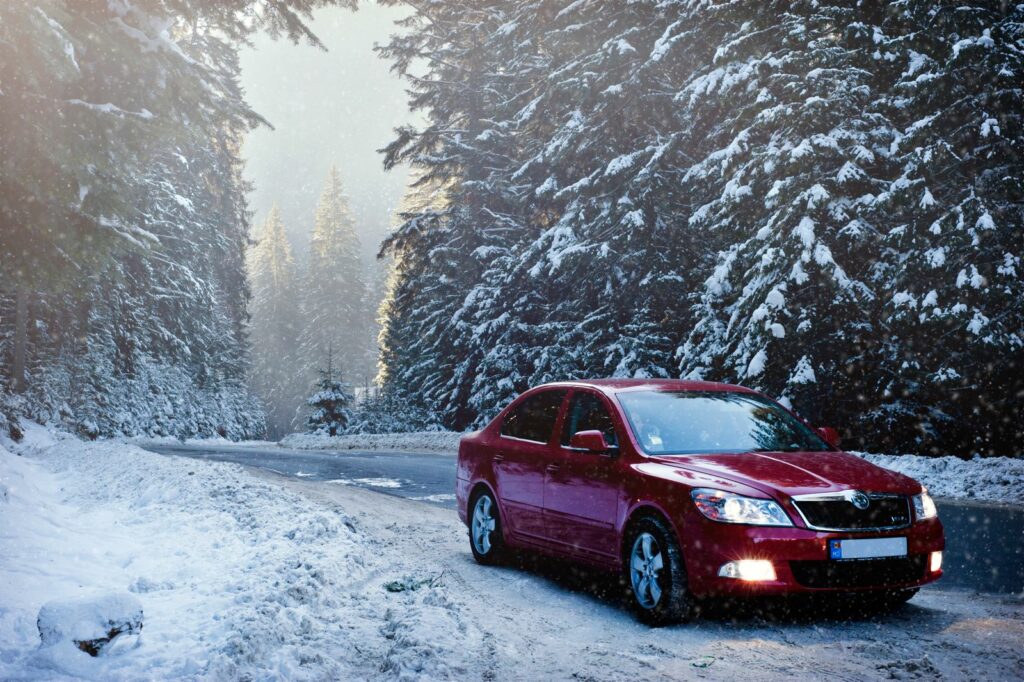 Entretien voiture hiver : voiture roulant sur une route enneigée et salée