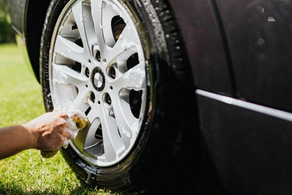 Nettoyage des jantes de voiture par un professionnel du detailing à Liège