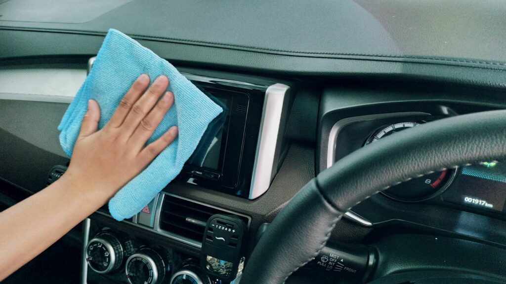 Nettoyer le plastique intérieur d'une voiture avec une microfibre