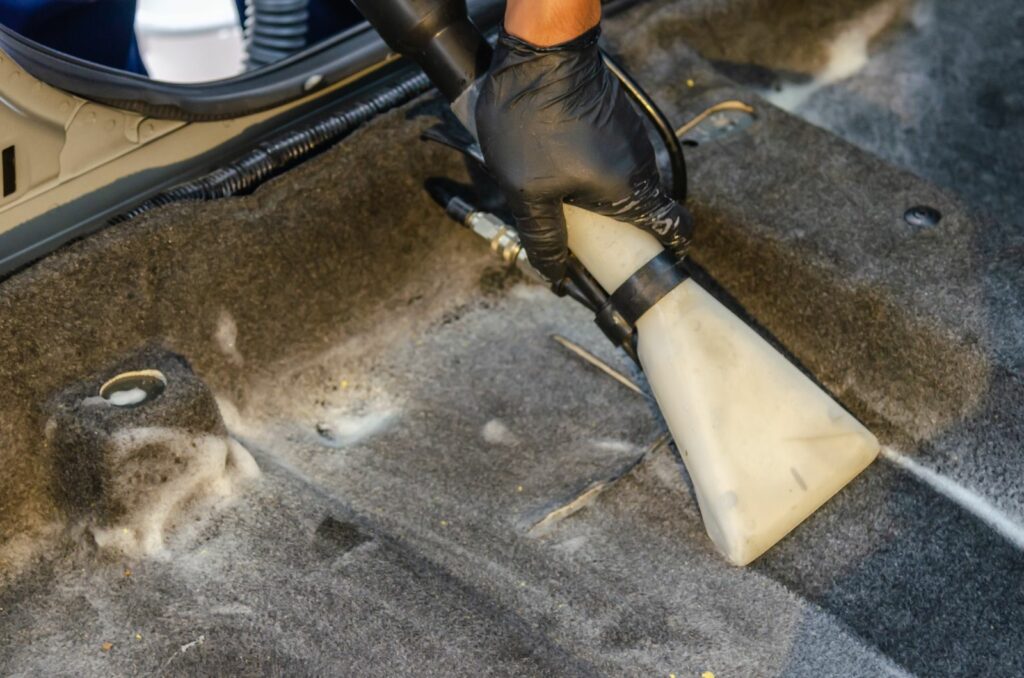 Nettoyer les tapis de voiture : aspiration de la moquette d’un habitacle