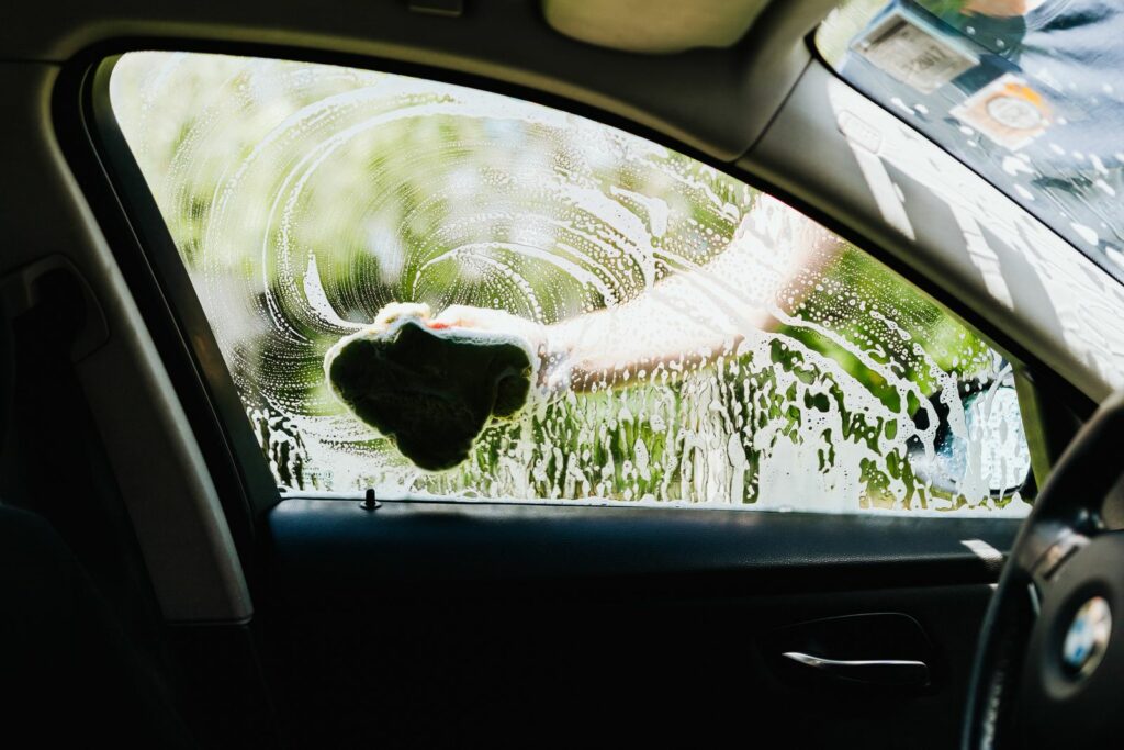 Nettoyer les vitres de voiture sans traces : lavage de la vitre latérale au shampoing