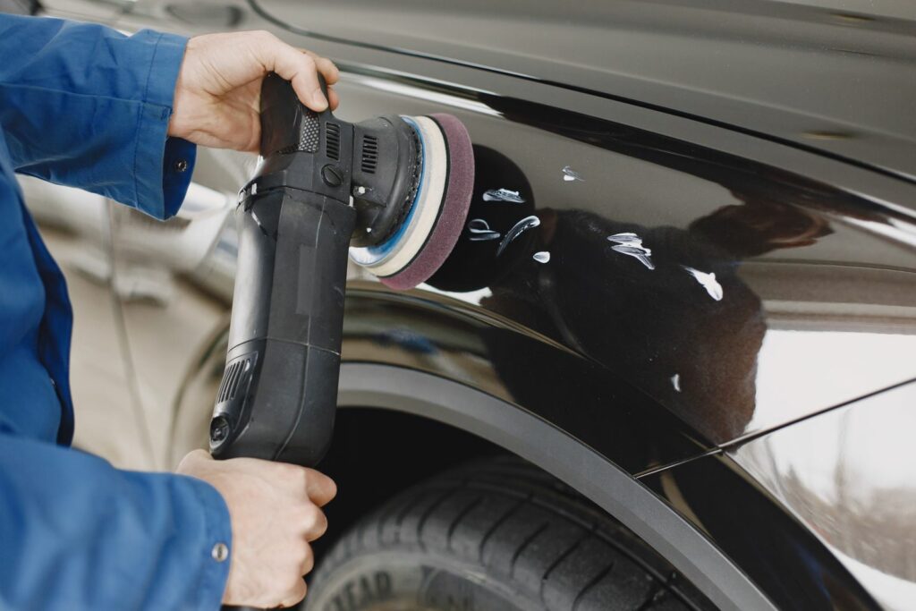 Polissage voiture prix : detailer lustrant la carrosserie à Liège